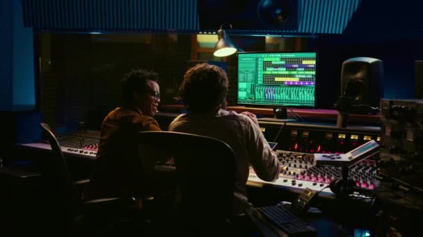 Diversi Team Artisti Sound Designer Lavorano All Editing Melodie Nuovo — Video Stock