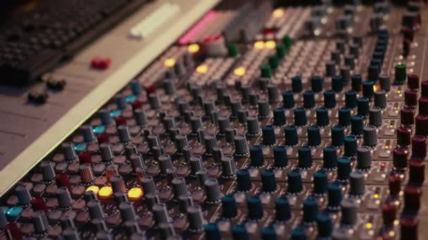 Geluidsontwerper Manipuleert Geluidseffecten Muziek Audio Opnamen Verwerking Mixen Tracks Verbeteren — Stockvideo