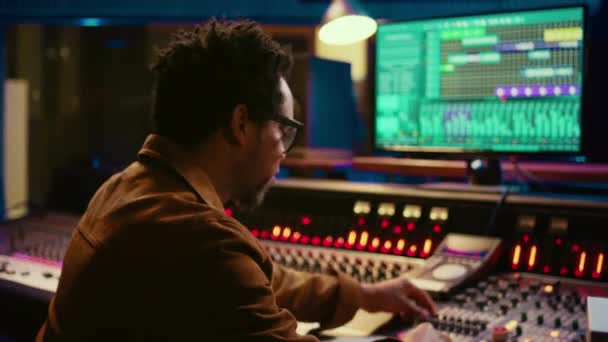 공연자는 스튜디오에서 피아노 컨트롤러에 노래를 만들고 키보드에 노트를 녹음합니다 아티스트 — 비디오