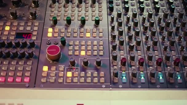 预置旋钮和开关在混合控制台面板板 音响立体声设备用于音乐后期制作 专业工作室的空控制室 传单和滑块 靠近点 — 图库视频影像