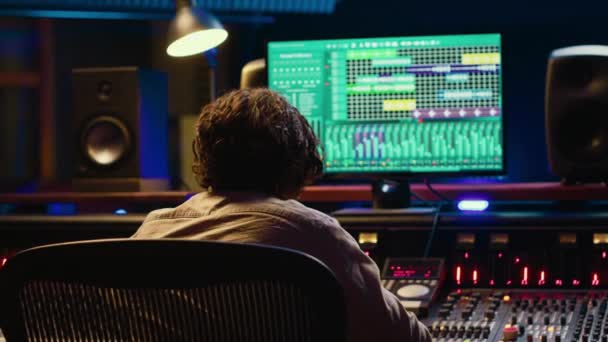 오디오 전문가는 스튜디오에서 디지털 소프트웨어를 사용하여 트랙을 믹싱하고 마스터링하여 새로운 — 비디오