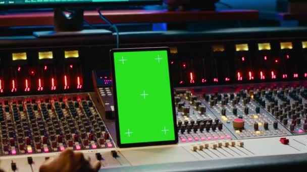 Procesamiento Audio Experto Suena Junto Tableta Con Maqueta Aislada Trabajando — Vídeos de Stock