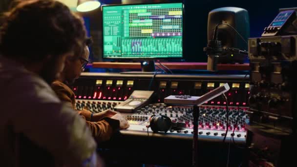 Elektro Akustik Enstrümanını Şarkısını Stüdyoda Kaydeden Gitarist Kontrol Odasında Ses — Stok video