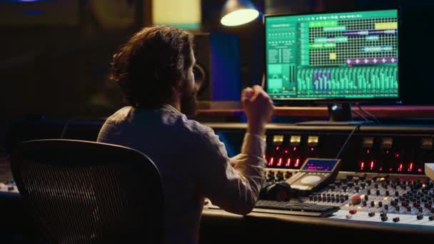 Zvukový Designér Pracující Nahrávání Stop Audio Profesionálním Softwarem Obsluhující Technické — Stock video
