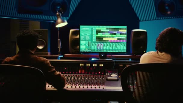 Squadra Artisti Tecnici Editing Audio Dopo Sessione Registrazione Sala Controllo — Video Stock