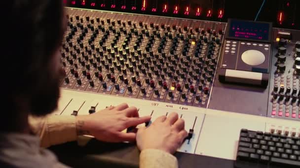 在专业录音工作室的混音面板工作的男性制作人 在Pc上使用控制台和音频工作站软件制作新的热门歌曲 音乐后期制作 摄像头B — 图库视频影像