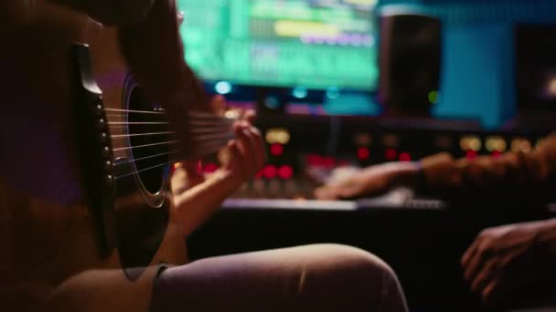 Képzett Zeneszerző Aki Zeneszámokat Gyárt Rögzít Gitáron Élő Előadást Hozva — Stock videók