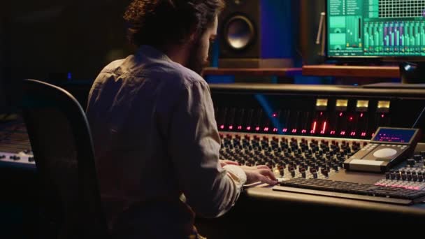 Engenheiro Mixagem Concentra Misturar Equilibrar Músicas Individuais Uma Gravação Para — Vídeo de Stock