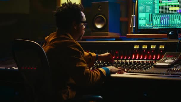 Retrato Del Diseñador Sonido Afroamericano Mezclando Masterizando Pistas Con Consola — Vídeo de stock