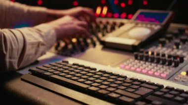 Ses teknisyenleri kontrol odasındaki amfi düğmelerini ve paneldeki tuşları çeviriyor. Parçaları karıştırmak ve ustalaştırmak için kurgu konsolunu kullanıyor. Müzik stüdyosunda profesyonel izleme mühendisi. Kamera B.