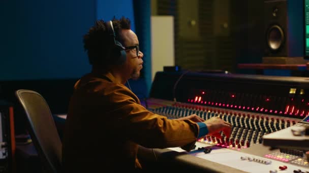 Desainer Audio Meratakan Suara Meja Kontrol Mixer Konsep Studio Musik — Stok Video