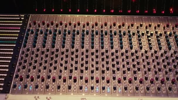 Boş Profesyonel Stüdyo Kontrol Masası Mikseri Amfi Düğmeleri Müzik Kaydı — Stok video