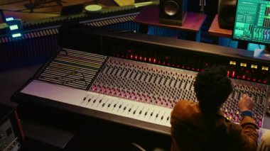 Müzisyen ve ses teknisyeni, profesyonel stüdyoda başarılı bir hit yaratmak için şarkıları karıştırıyor. Kayıt dinleyen ve prodüksiyon sonrası efekt ekleyen uzmanlardan oluşan bir ekip. Kamera B.