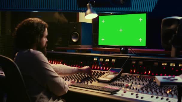 Ljuddesigner Tittar Online Tutorials Greenscreen Monitor För Att Blanda Och — Stockvideo