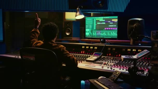Аудіоексперт Розраховує Артист Співає Вокальній Кабіні Записуючи Треки Редагування Після — стокове відео