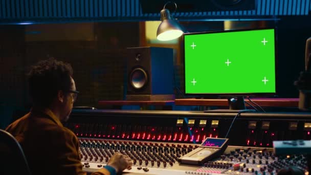 Ingénieur Sonore Afro Américain Travaillant Salle Contrôle Avec Console Mixage — Video
