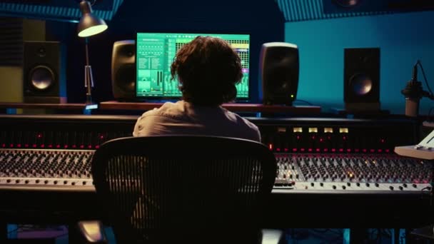 Ljuddesigner Som Arbetar Med Bandinspelning Med Ljudprofessionell Programvara Teknisk Utrustning — Stockvideo