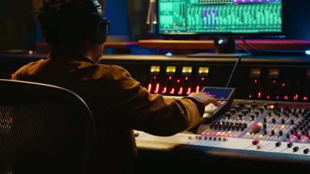 音乐制作人在控制室录制和编辑曲目 按下按钮在后期制作中创造音效 音频技术员在专业的工作室设备上工作 相机A — 图库视频影像