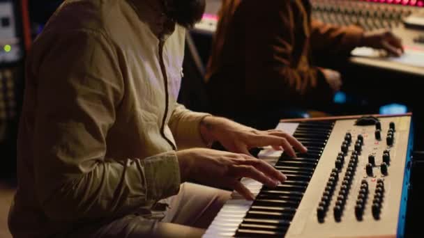 Artiste Musicien Jouant Synthétiseur Midi Controller Studio Enregistrement Musique Composant — Video