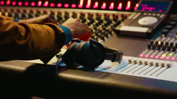 헤드폰을 사용하는 아프리카계 미국인 사운드 엔지니어는 포스트 프로덕션에서 오디오 녹음을 — 비디오