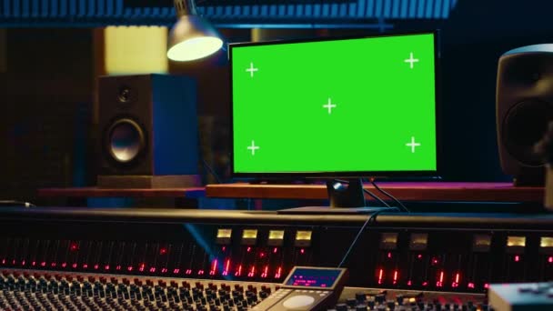 Salle Contrôle Studio Enregistrement Professionnelle Vide Avec Écran Vert Sur — Video