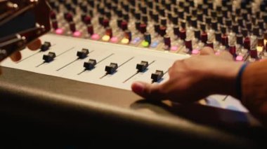 Yetenekli gitarist elektro akustik gitarla yeni bir şarkı kaydediyor, profesyonel stüdyo kontrol odasında müzik besteleyip düzenliyor. Genç müzisyen şarkı sözü yazarı müzik yapıyor. Kamera A.