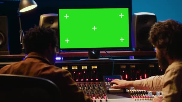 Produtores Diversos Misturando Masterizando Faixas Com Exibição Mockup Computador Gravando — Vídeo de Stock