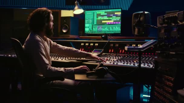 Diseñador Sonido Procesamiento Mezcla Melodías Sala Control Trabajando Nuevo Álbum — Vídeos de Stock
