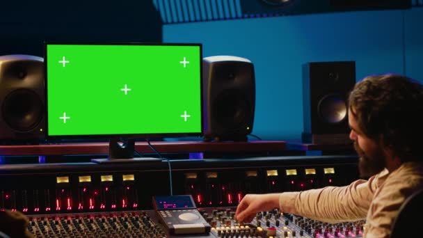 团队的音乐工程师和艺术家在绿屏上录制曲目 处理声音 创造出新的歌曲 音乐家与制作人密切合作 制作高质量的曲调 相机A — 图库视频影像