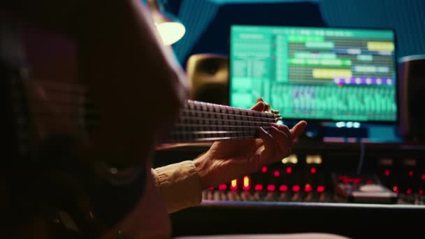 Artista Experiente Guitarrista Gravando Uma Nova Música Com Guitarra Electro — Vídeo de Stock