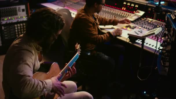 Guitarrista Gravando Seu Instrumento Electro Acústico Música Estúdio Produzindo Novas — Vídeo de Stock