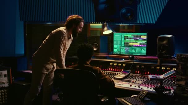 엔지니어는 음악가와 협력하여 스튜디오 컨트롤 룸에서 사운드를 편집하고 녹음하여 앨범을 — 비디오