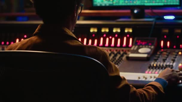 Afroamerikanska Ljudtekniker Spelar Och Redigerar Spår Efterproduktion Med Hjälp Mixerkonsol — Stockvideo