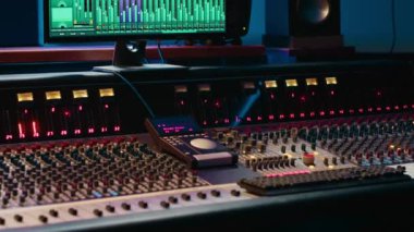 Amplifikatörleri ve faderleri olan profesyonel stüdyo kontrol odası, kayıt masasında anahtar düğmeler, ses geçirmez alan. Müzik ve teknik ekipman yapımında kullanılan ses karıştırıcı ve düzenleyici.