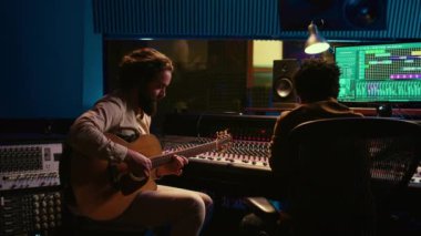 Performans yazarı elektro akustik gitarıyla yeni şarkılar söylüyor ve prodüksiyon sonrası yeni şarkılar kaydediyor. Stüdyoda ses mühendisiyle işbirliği içinde çalışan bir müzisyen. Kamera A.