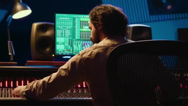Sound Designer Mixant Maîtrisant Des Pistes Sur Console Audio Dans — Video