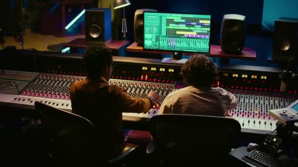 音乐家和音频工程师在创作了一首优美的热门歌曲后 在专业录音室里分享了5首成功的歌曲 制作团队在控制室庆祝团队合作 摄像头B — 图库视频影像