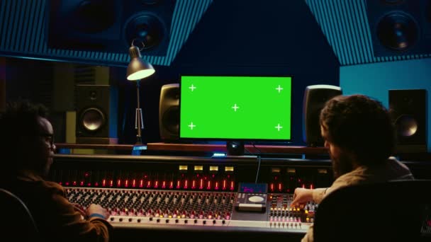 Equipe Engenheiro Musical Artistas Gravando Faixas Greenscreen Processando Sons Para — Vídeo de Stock