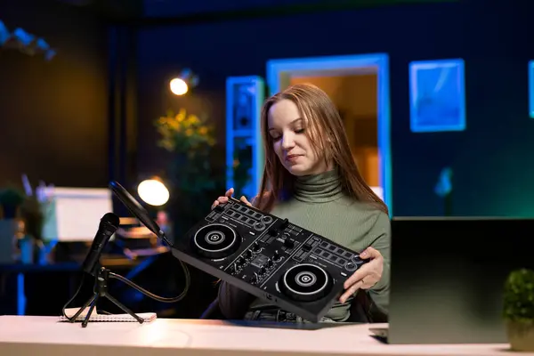 Young Artist Filming Mixing Tutorial Apartment Studio Showing Examples Sampling — Stock Photo, Image