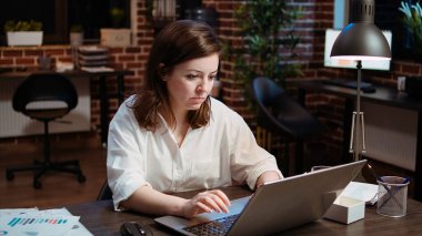 İşçiler dizüstü bilgisayarda pazarlama projesi hazırlıyorlar, gerekli adımları yazıyorlar, yakın çekim yapıyorlar. Şirket için finansal kalkınma yaratmak için strateji araştırması yapan ofis memurunu yakınlaştır