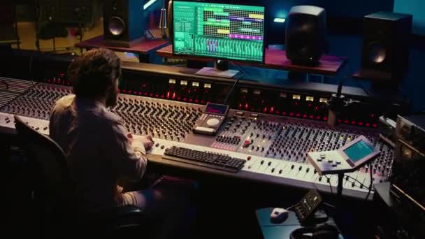Audio Technik Míchá Jednotlivé Melodie Vytvoření Vyváženého Zvuku Nahrávání Profesionálním — Stock video