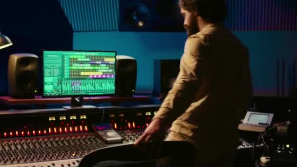 Τεχνικός Ήχου Χρησιμοποιεί Τεχνικές Μίξης Και Mastering Στο Studio Για — Αρχείο Βίντεο