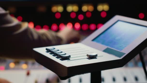Audio Engineer Werkt Met Mixconsole Gemotoriseerde Faders Controlekamer Muziek Maken — Stockvideo