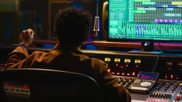 Afro Amerikai Hangmérnök Visszaszámlálja Énekest Hangstúdióban Előkészítve Zeneszámokat Vezérlőben Gyártó — Stock videók