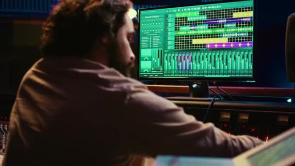 Аудиоинженер Работающий Микшерными Консолями Моторизованными Фадерами Диспетчерской Создания Музыки Профессиональной — стоковое видео