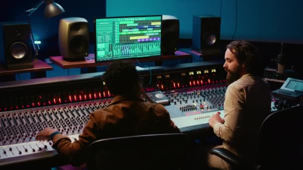 Perito Áudio Músico Misturando Masterizando Faixas Console Sala Controle Estúdio — Vídeo de Stock