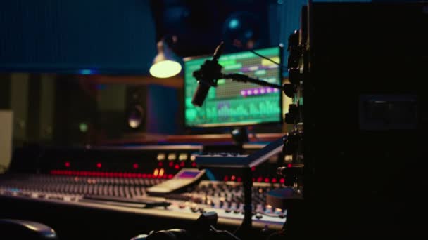 音量レベル調整に使用される事前アンプノブを備えた音楽録音スタジオコントロールルーム イコライザー ミキサー スイッター スライダーなどのステレオ機器は ポストプロダクションで動作します — ストック動画