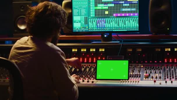 Audiotechnicus Die Werkt Met Muziekopnamesoftware Editing Tunes Mixconsole Bedieningspaneel Postproductiestudio — Stockvideo