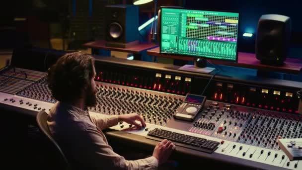 새로운 사운드 제어실에서 콘솔을 사용하는 오디오 전문가 기술자는 스튜디오에서 스위치를 — 비디오