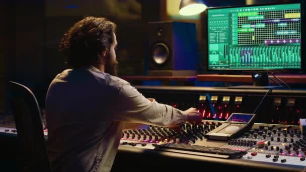 Produttore Musicale Editing Suoni Con Console Miscelazione Commutatori Rimuovere Squilibri — Video Stock